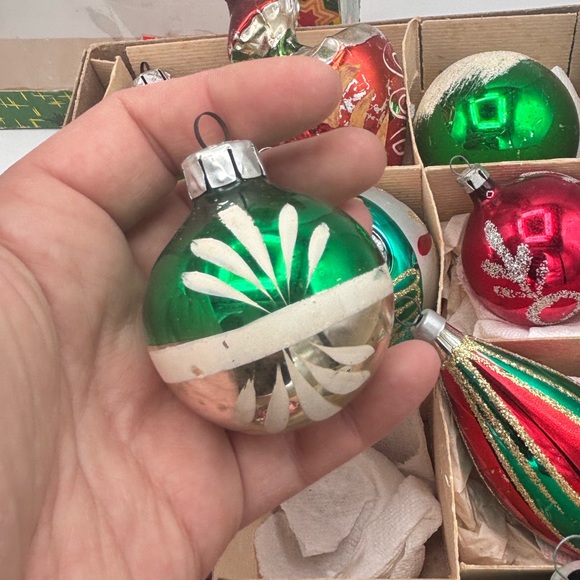 Vintage Glass Christmas Ornaments Set of 12 in Original Box Red Green - Picture 8 of 10
